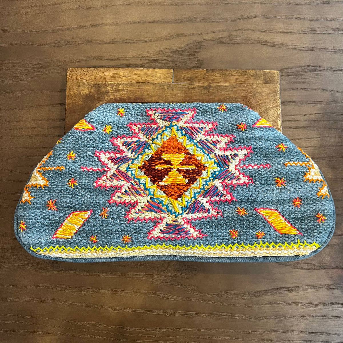 Embroidered Tapestry Cotton Wooden Handle Women&#39;s Clutch Bag