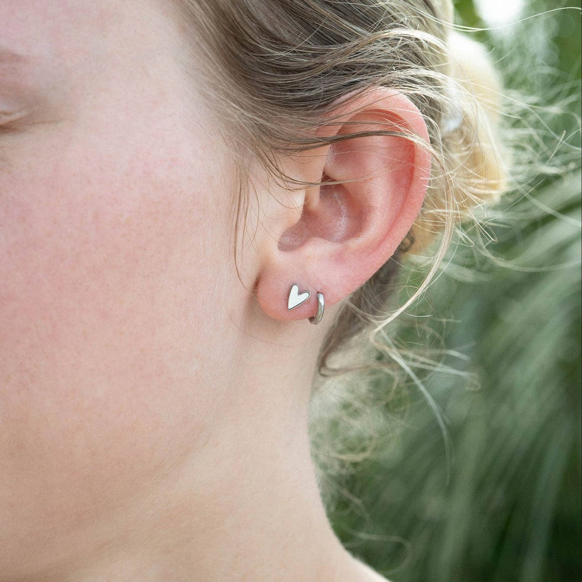 18K Gold PVD Stainless Steel White Heart Stud Earrings: Stainless / White