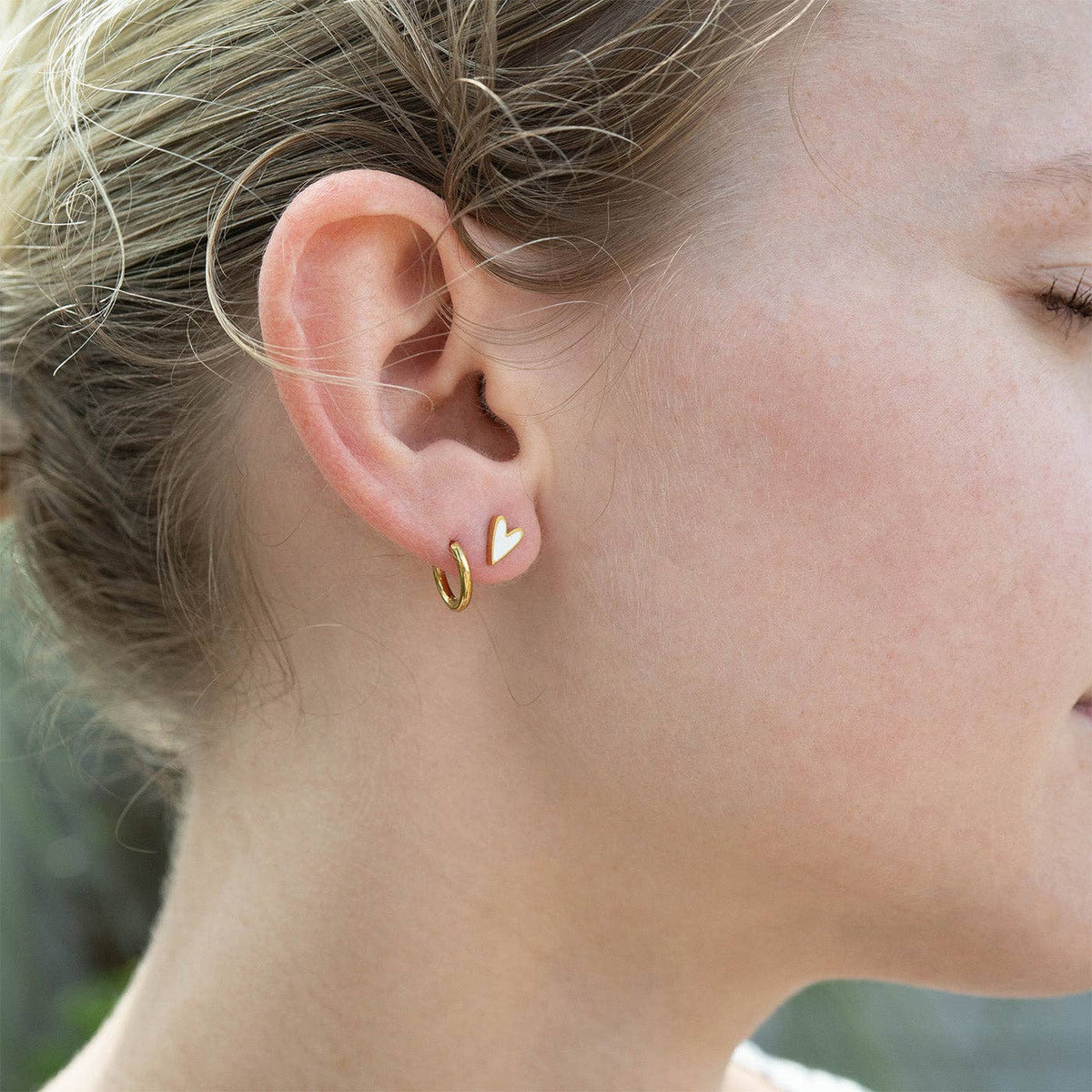 18K Gold PVD Stainless Steel White Heart Stud Earrings: Stainless / White