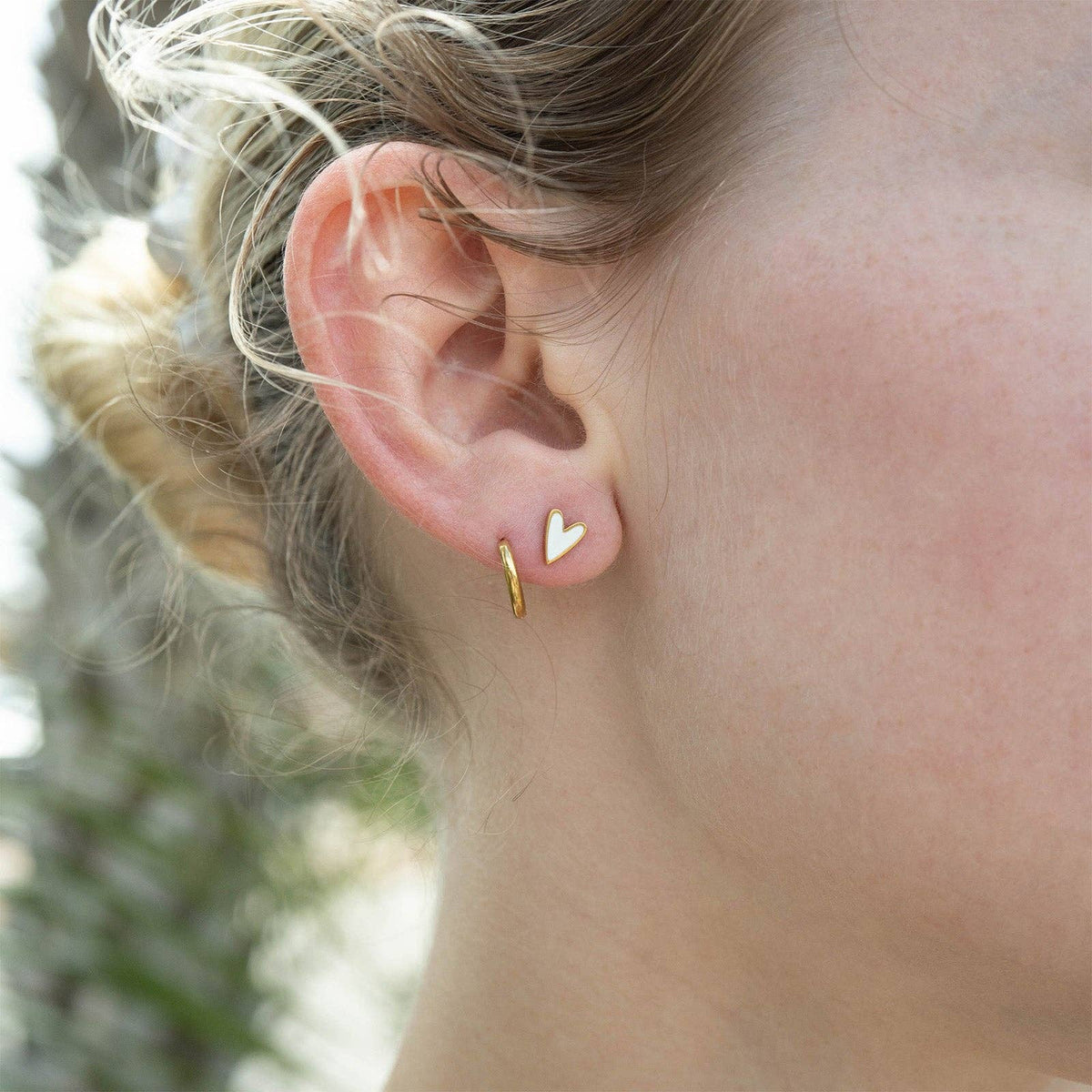 18K Gold PVD Stainless Steel White Heart Stud Earrings: Stainless / White