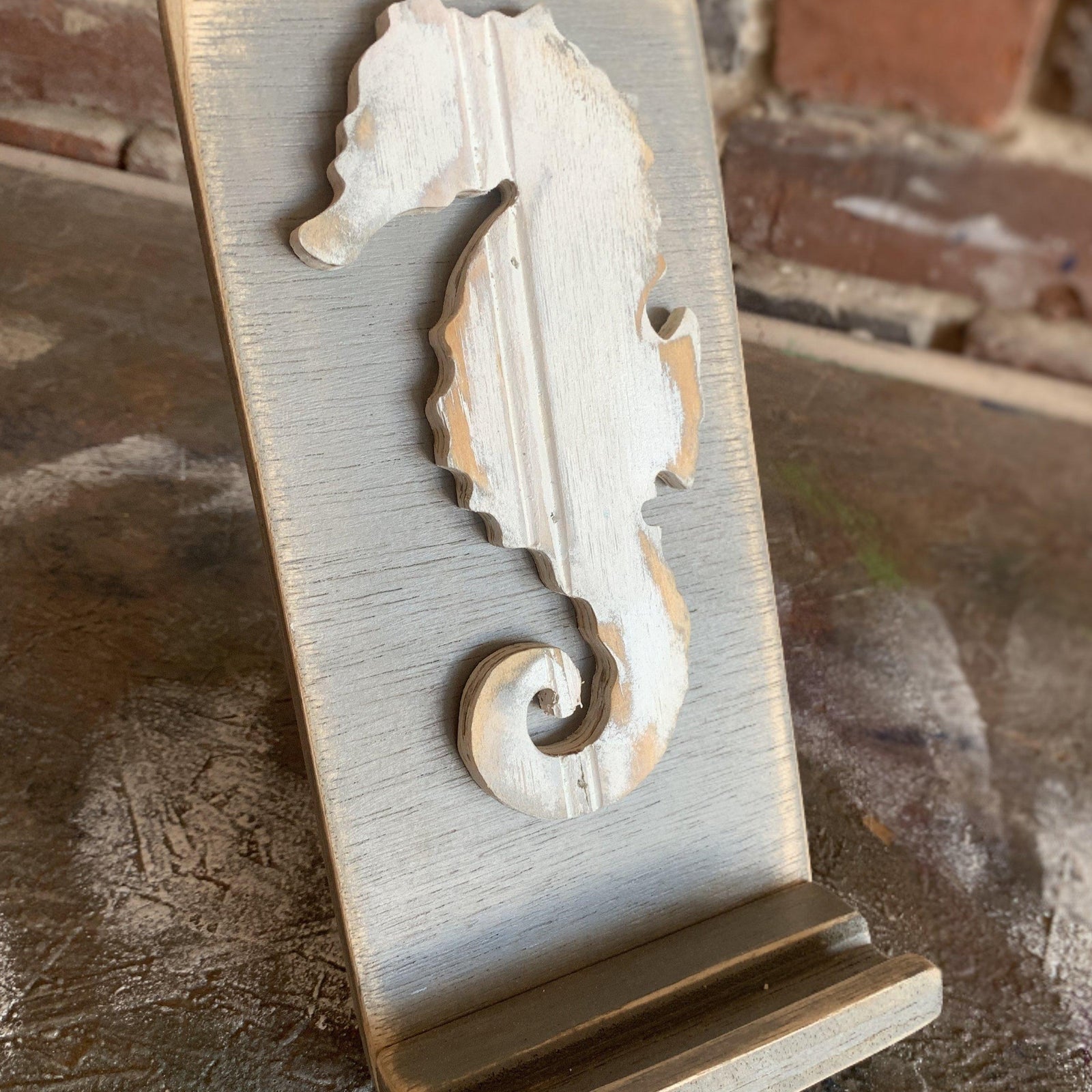 seahorse smart phone stand grace graffiti